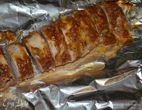 Готовую свинину разрежем и подаем к столу.