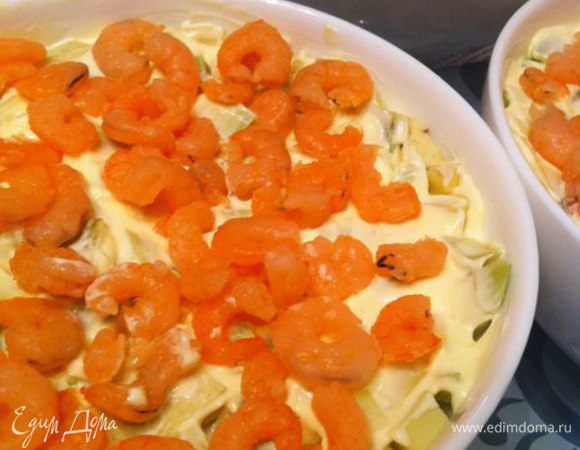 Салат выкладываем слоями, каждый смазывая майонезом. Первый слой - картофель (натереть на терку), второй - морковь (натереть на терку), третий слой - авокадо (режим соломкой), четвертый - огурец (тоже режим соломкой), пятый - яйцо (тереть на мелкой терке) и в завершении, пятый слой - креветки.  Украсить можно дольками лимона и перышеками зелени.