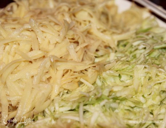Натираем на крупной терке очищенный картофель и кабачки