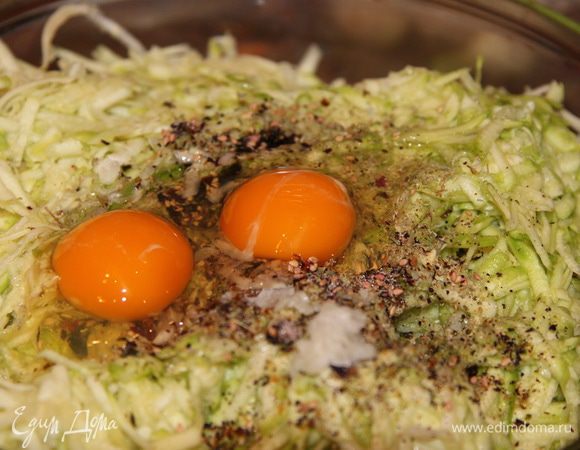 Перемешиваем, добавляем перец чили, молотый перец, чеснок, майоран, соль и яйцо (у меня крупное двухжелтковое)