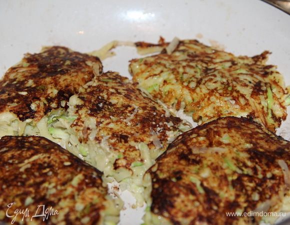 Все хорошенько вымешиваем и выпекаем оладьи. Я выпекала на сковороде с керамическим покрытием, без масла