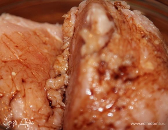 К куриному фаршу добавляем соевый соус и вымешиваем