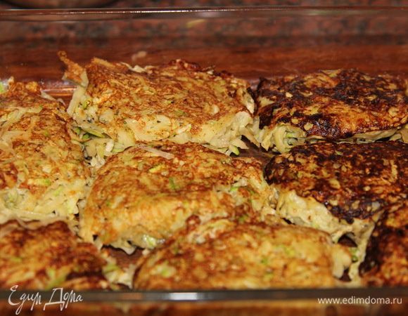 В форму для запекания выкладываем слой картофельно-кабачковых оладий