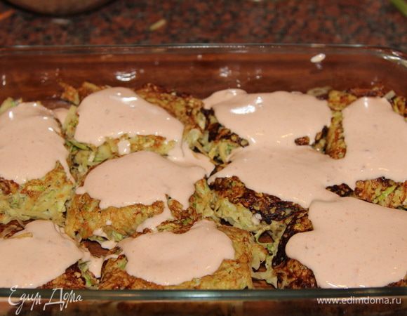 Смешиваем сметану с томатным соком и поливаем соусом оладьи