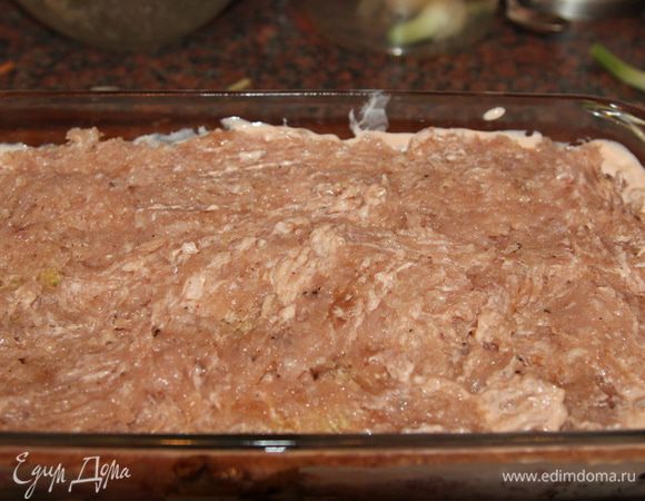 Далее выкладываем куриный фарш