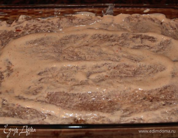 Затем смазываем сметанно-томатным соусом