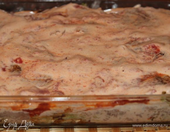 Затем размороженные томаты и снова сметанно-томатный соус