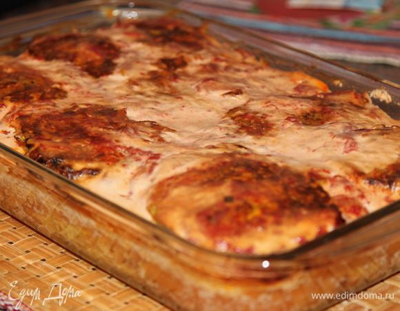 И ставим в разогретую до 200 градусов духовку. У меня запекалось  ровно 1 час.