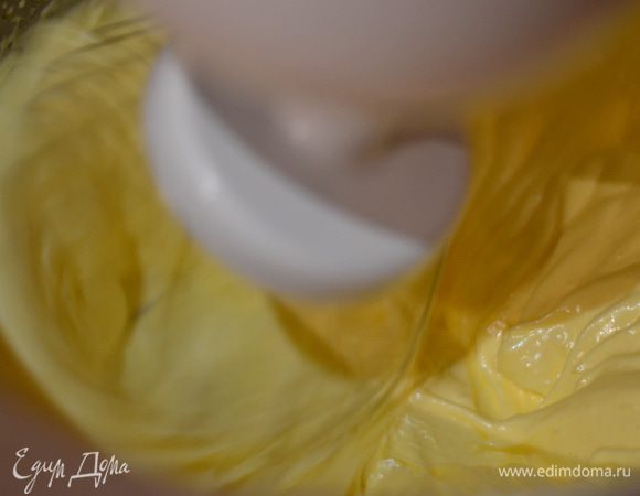 Готовим бисквит. Взбиваем яйца с сахаром  минут 10 до кремообразного состояния.