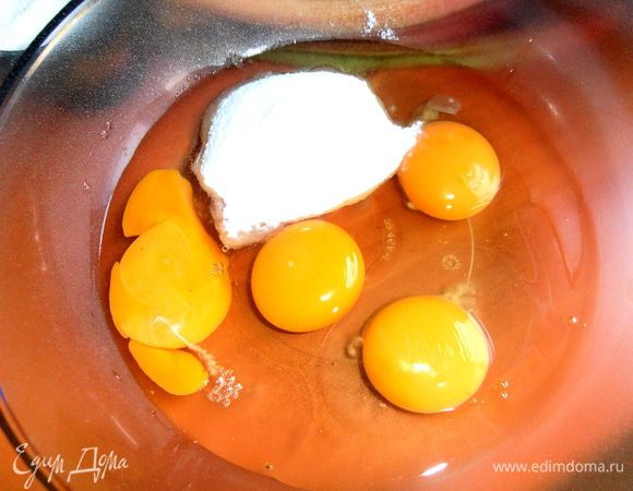 Соединяем 4 крупных яйца с пудрой и щепоткой соли...