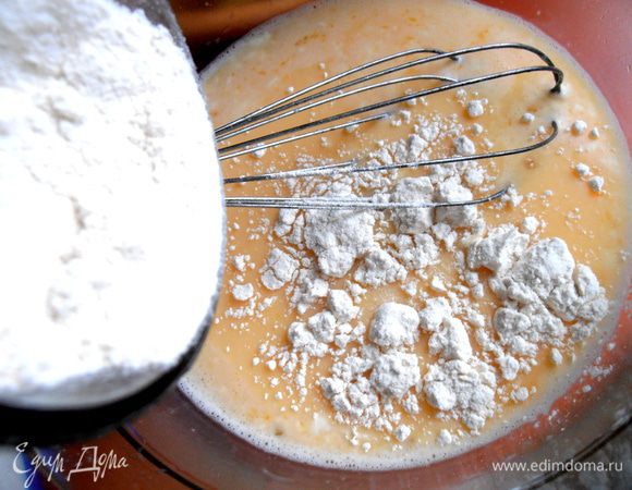 Подсыпаем муку и продолжаем взбивать...