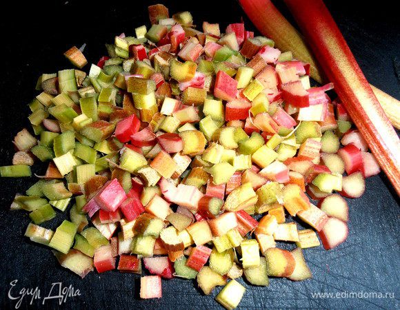 Готовим начинку: ревень промыть,просушить и мелко покрошить...