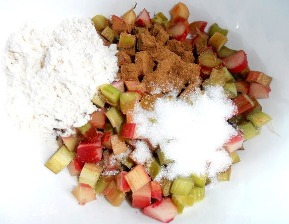 Добавить в него муку,корицу и сахар.