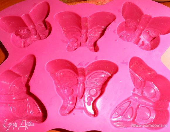 Если есть силиконовая формочка,то это идея для порционного клафути-очень удобно!