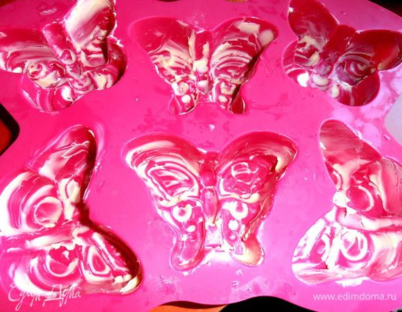 Обильно смажем сливочным маслом все ячейки.