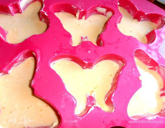 Наливаем жидкое тесто наполовину (оно сильно поднимется в духовке!).