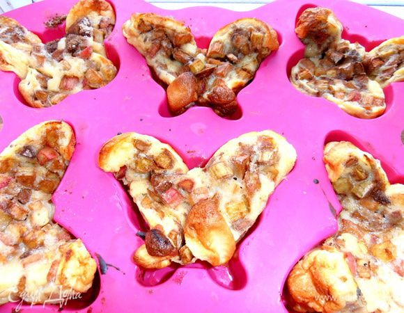 Выпекаются порционные быстрее сплошного пирога...,15-20 минут при 180*.