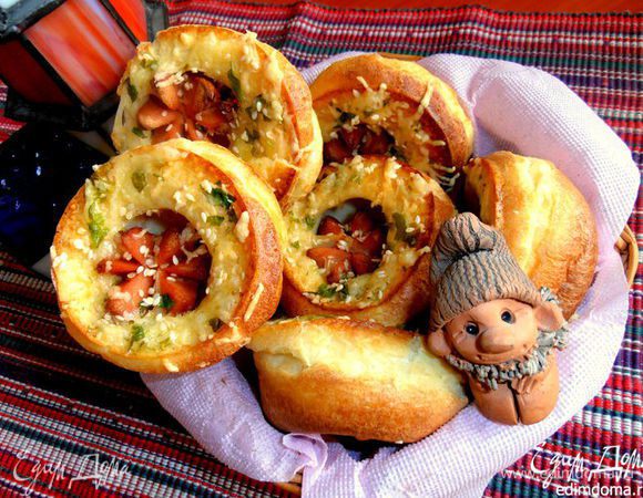 Кому нравится несладкий вариант похожих булочек,можно приготовить такие,с сосисками...(http://www.edimdoma.ru/retsepty/46927-bulochki-sosiski-v-norke-na-olivkovom-masle)