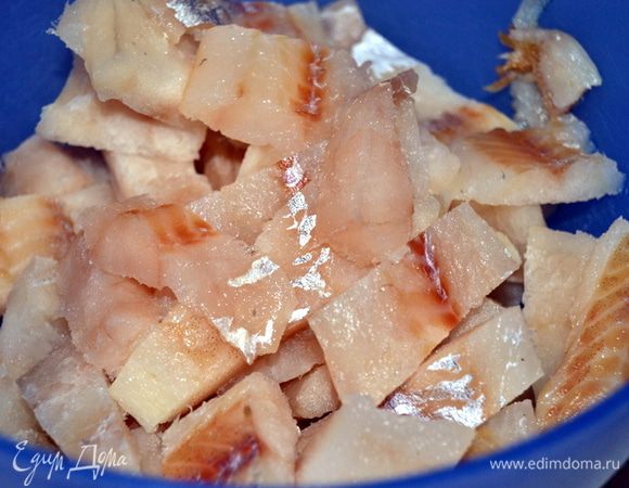 Рыбу нарезать на кусочки.