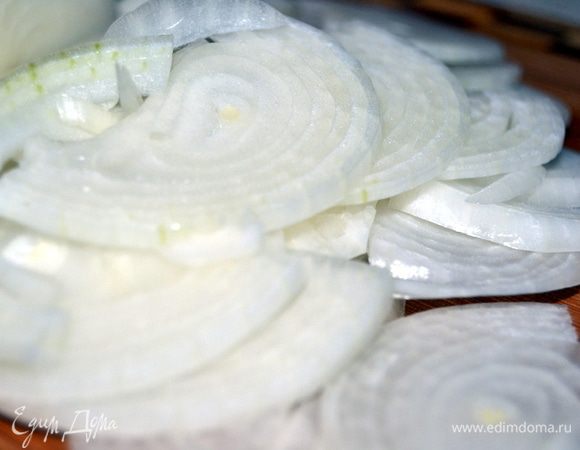 Лук нарезать полукольцами.