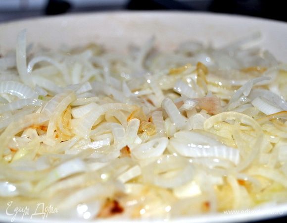 В сковороде растопить часть сливочного  масла и обжарить на нем лук.