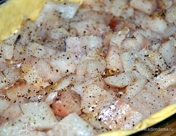  На рис выкладываем рыбу.Сбрызнуть лимонным соком или посыпать приправой для рыбы.Посолить.