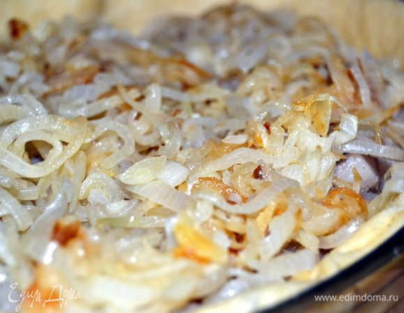 На рыбу выкладываем лук.