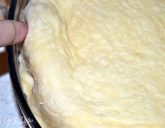 Закрываем вторым пластом теста.Края подгибаем вниз,под нижний слой.Укутываем словно ребенка одеялом.