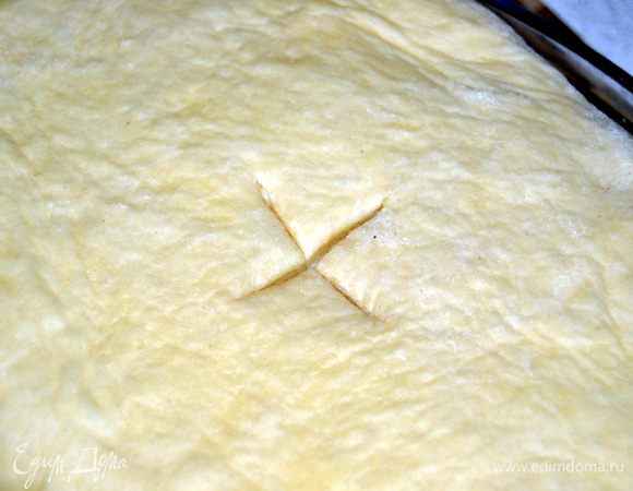 В центре делаем дырочку,для выхода пара.Верх смазать разболтанным яйцом.