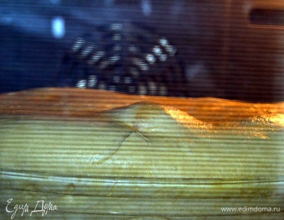 Выпекаем в разогретой до 190 гр. духовке в течении 50 минут.У меня сразу же надулся какой-то пупырь))