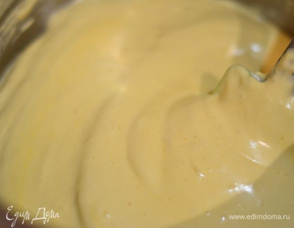 Просеиваем муку с разрыхлителем и добавляем поэтапно ко взбитым яйцам. Аккуратно, заворачивающими движениями, перемешиваем до однородности.