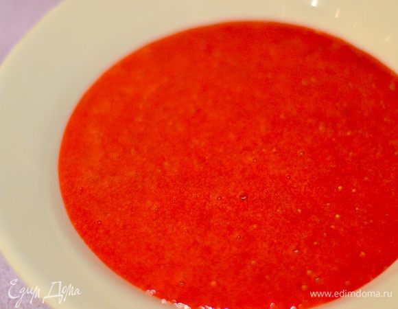 Тем временем можно приготовить клубничный мусс. Клубнику пюрировать. Поставить на плиту, добавить сахар, лимонный сок и прогреть до растворения сахара. Остудить обязательно до комнатной температуры.