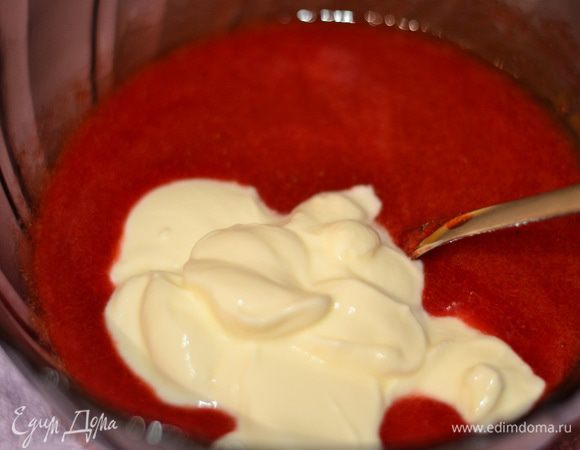 К остуженному клубничному пюре добавить йогурт, перемешать венчиком. Затем поставьте сотейник с желатином на небольшой огонь и нагрейте, помешивая, до полного растворения, при этом не доводите до кипения! Процедите через сито и вылейте в клубничную массу. Перемешайте. Накройте миску пищевой пленкой и поставьте в холодильник на 10-15 минут. Масса должна начать немного застывать, но не схватиться полностью. 