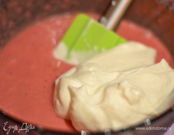 Отдельно взбить охлажденные сливки до пиков ,добавить к основной массе, аккуратно все перемешать.