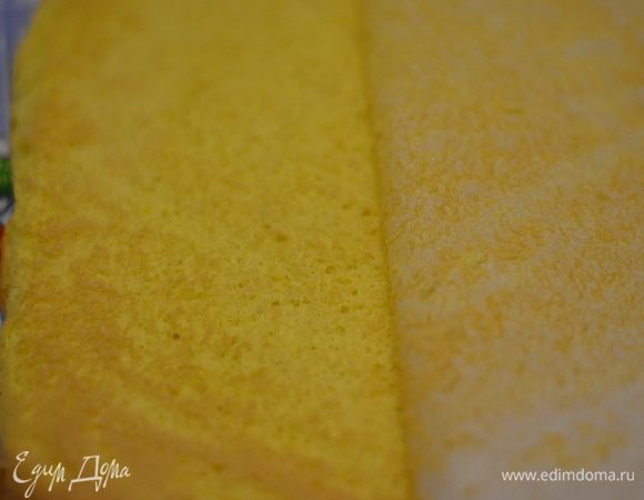 Готовый бисквит выложить на полотенце.