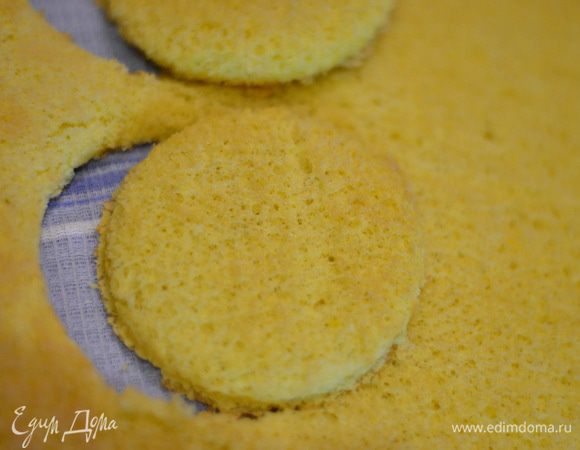 Взять формочки или стаканы. Вырезать вот такие кружочки.