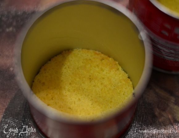 Положить бисквит в форму.