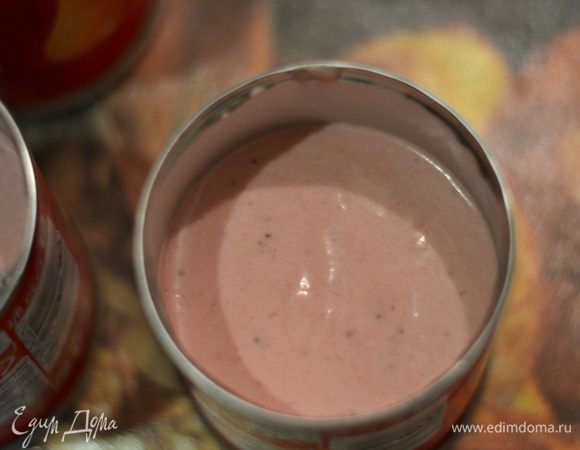 Вылить по порциям мусс и отправить в холодильник до застывания как Минимуму на 4-5 часов.