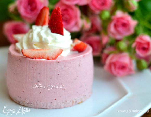 Освободить из формы. Я прошлась горячим воздухом по кругу, включив обычный фен и аккуратно потянула вверх. Украсить взбитыми сливками и клубничкой.