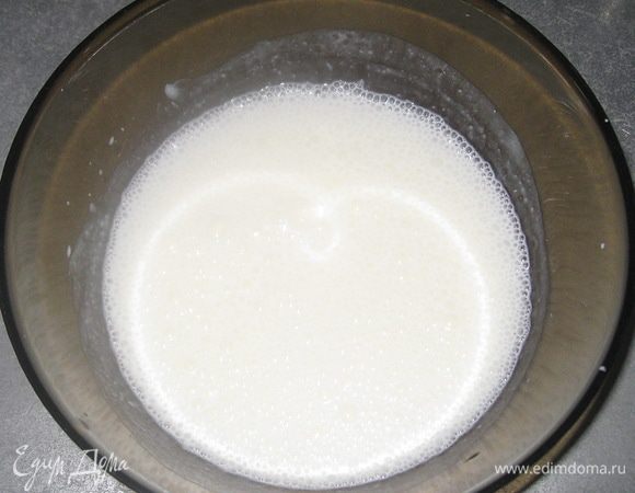 В кефир добавить теплую воду, соль, сахар и яйцо. Все хорошо перемешать. 