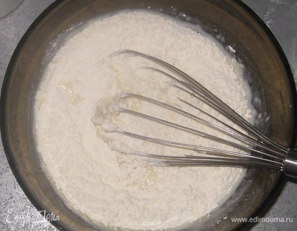 Добавить просеянную муку и соду, перемешать. 