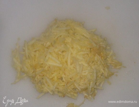 Яблоко натереть на терке. 