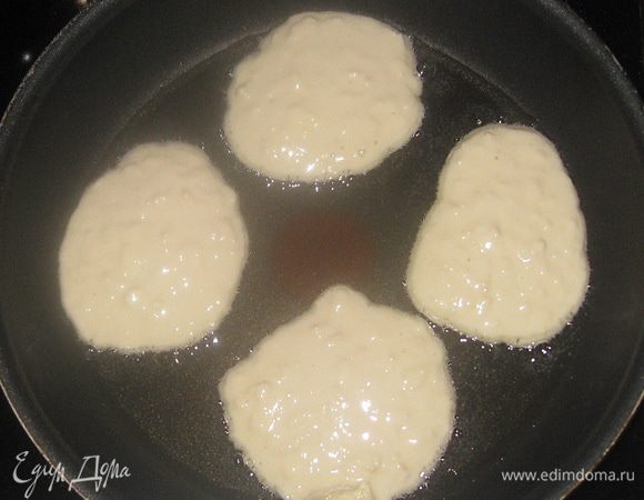 Жарить оладьи на хорошо разогретом масле, на среднем огне. 