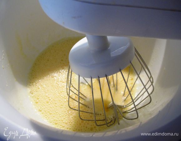 Взбейте до однородсти желтки и яйца, введите в молочную смесь, добавьте мускатный орех, соль, перец.