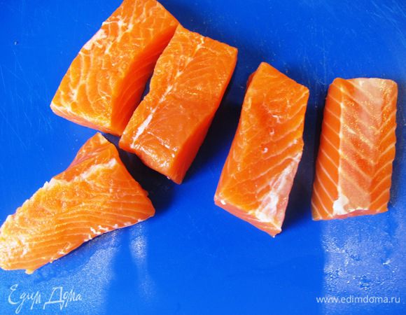 Филе лосося порежьте на крупные куски.