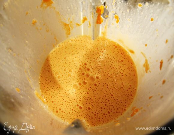 






Добавьте измельченный лосось в яично-молочную смесь. Взбейте блендером,