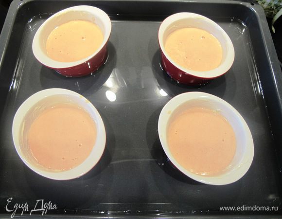 Разлейте массу по формочкам, поставьте формочки в противень с водой. Запекайте в духовке при 120 градусах 25 мин. плюс 2-3 минуты под грилем.