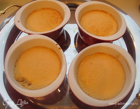 Достаньте готовый крем-брюле из духовки и полностью остудите.