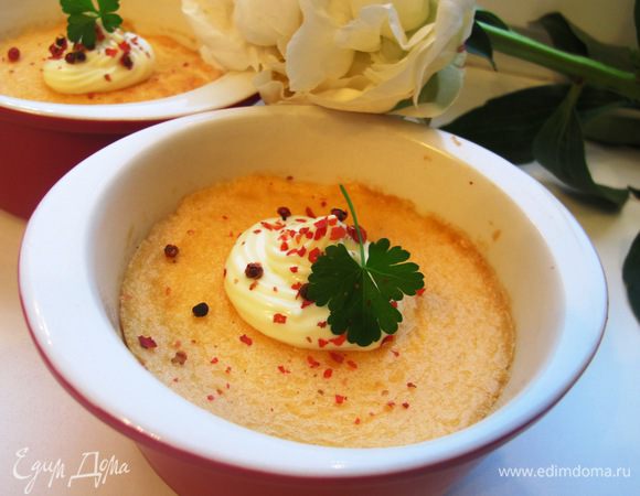 Украсьте плавленным сыром, листьями петрушки и розовым перцем, слегка раздавливая горошины в пальцах. Подавать можно со спаржей, слегка обжаренной на сливочном масле. Приятного!