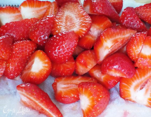 Клубнику помыть, выложить на бумажное полотенце, разрезать пополам.
